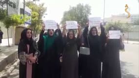 Des femmes manifestent à Kaboul, le 17 août 2021, deux jours après le retour des talibans au pouvoir. 