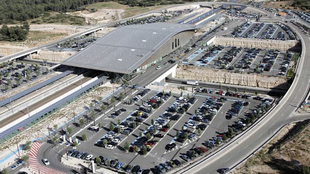 Plus besoin de faire la queue au desk d'un loueur de voiture après un trajet en train. Ce service, mis en place par Oui Car et la SNCF, permet de prendre possession d'un véhicule avec une appli mobile.