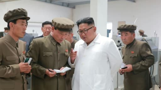 Photo non datée fournie le 17 juillet 2018 par l'agence nord-coréenne Kcna du leader nord-coréen Kim Jong Un visitant une usine dans la province de North Hamgyong