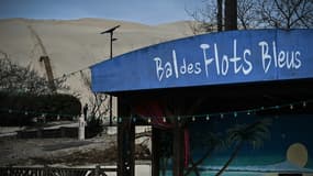 Derrière le camping des Flots Bleus, des hommes installent un escalier en bois sur la dune du Pilat, le 29 mars 2023 au Pyla-sur-Mer, en Gironde