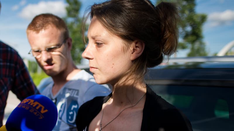 Les parents d'Ayana, Julie Pitel et Jason Riviere, devant l'hôpital d'Angers, le 21 juin 2015.