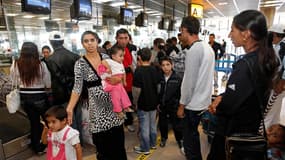 Famille de Roms à l'aéroport Marignane, près de Marseille. La commande par la ville de Marseille de caméras de surveillance qui ont pour objectif affiché la surveillance des Roms ou des gens du voyage provoque l'indignation de responsables politiques loca