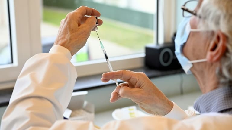 Préparation d'une injection d'un vaccin contre le Covid-19 à Overijse en Belgique le 18 février 2021
