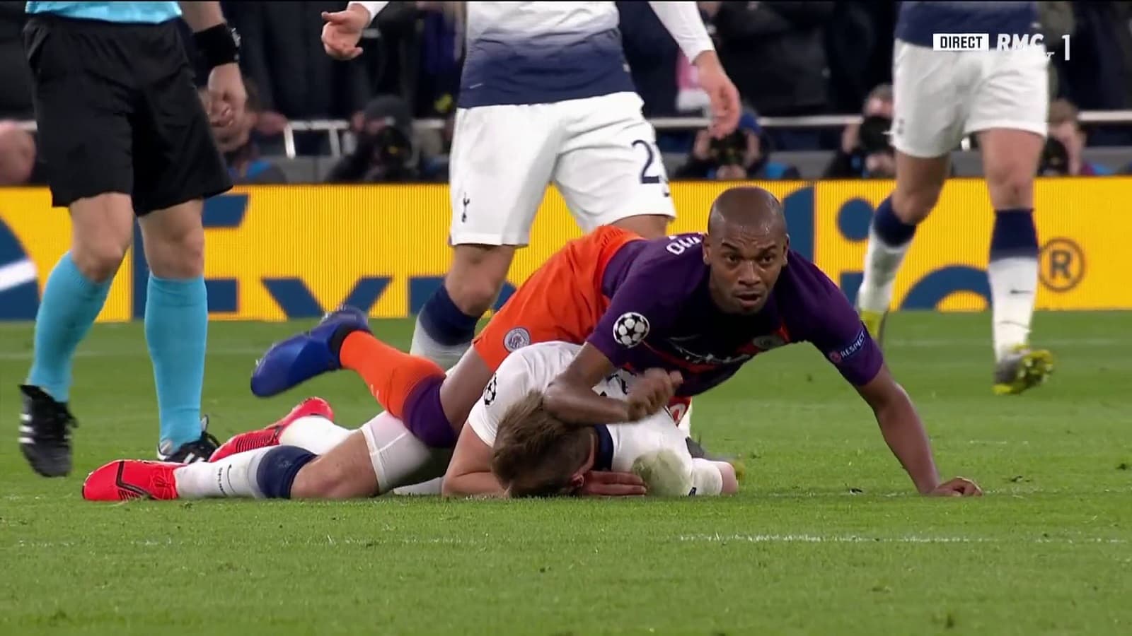 Mauvais geste de Fernandinho sur Kane Mauvais geste de Fernandinho sur Kane