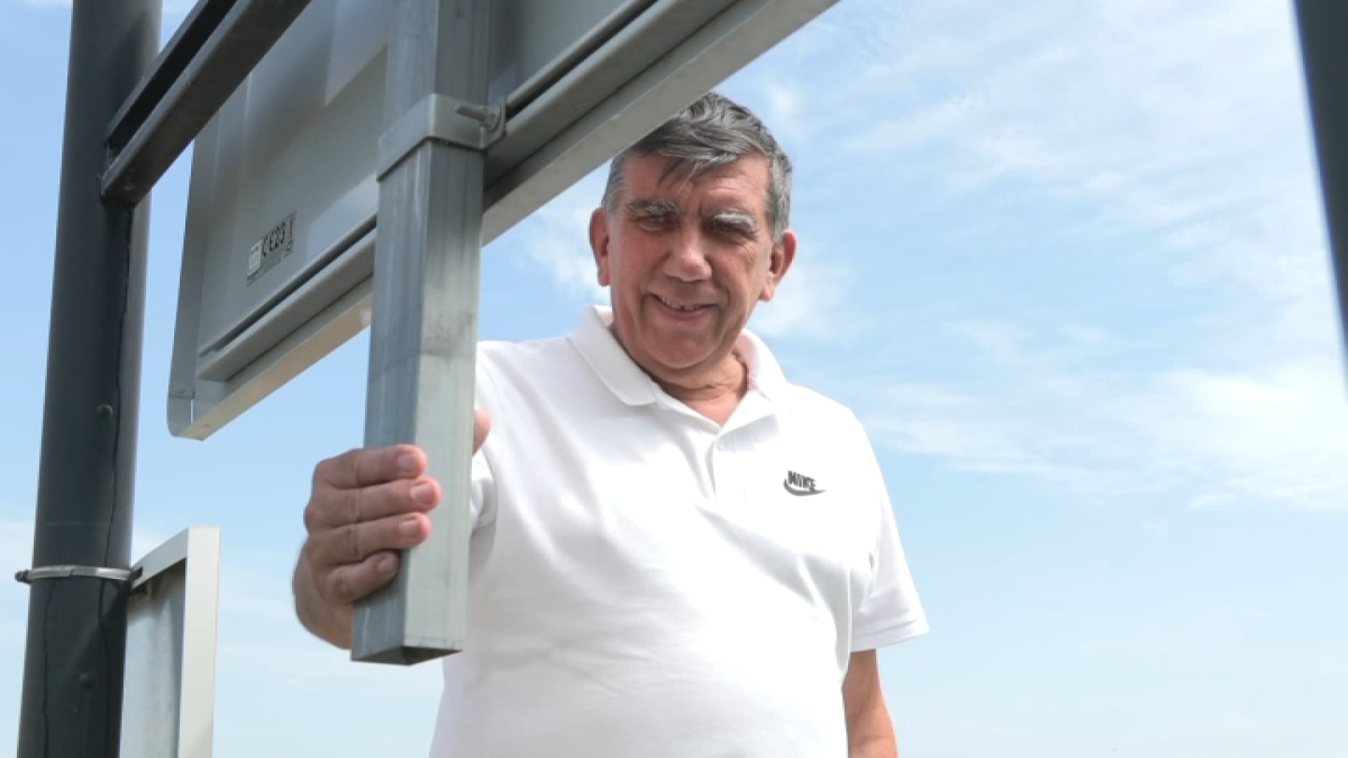 Le maire de Colombier-Saugnieu, Pierre Marmonier, constate le vol du panneau 