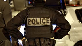 Un contrôle effectué par un un membre de la Brigade anti-criminalité (BAC), à Paris, en octobre 2020.
