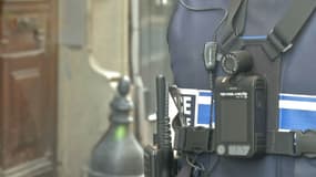 A Poissy, les policiers municipaux testent les caméras-piéton à déclenchement manuel.