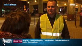 Dans la rue, au supermarché, dans son immeuble, Olivier porte le gilet jaune partout
