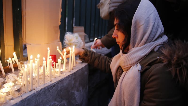 Une veillée en mémoire des victimes du crash devant l'Université Amir Kabir de Téhéran, à laquelle l'ambassadeur britannique a participé