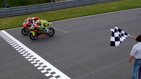 Johann Zarco et Hector Faubel à la lutte pour la victoire sur la ligne d'arrivée du GP d'Allemagne.