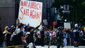 Supporters et opposants du président américain Donald Trump séparés par un cordon de policiers, le 1er mai 2017 à Los Angeles, en Californie