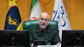 Le président du Parlement iranien, Mohammad Bagher Ghalibaf, vêtu d'un uniforme du Corps des gardiens de la révolution islamique (CGRI), préside une séance à Téhéran le 1er février 2026.