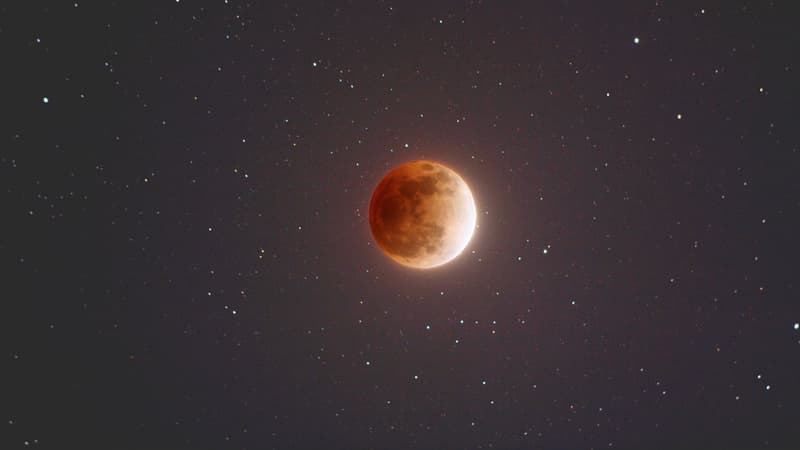 La "super Lune" prendra une couleur rouge-orangée lundi matin. 