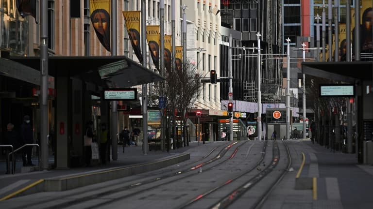 La promenade George Street, d'habitude très fréquentée à Sydney (Australie), soumise depuis des semaines à un confinement, est quasi déserte le 17 juillet 2021.