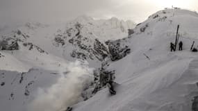 Des pisteurs et artificiers font exploser une charge en prévention d'avalanches, le 10 janvier 2018 à Val Thorens. 