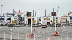 Un poids lourd s'apprête à traverser la Manche, le 4 janvier 2021 à Calais (Pas-de-Calais)