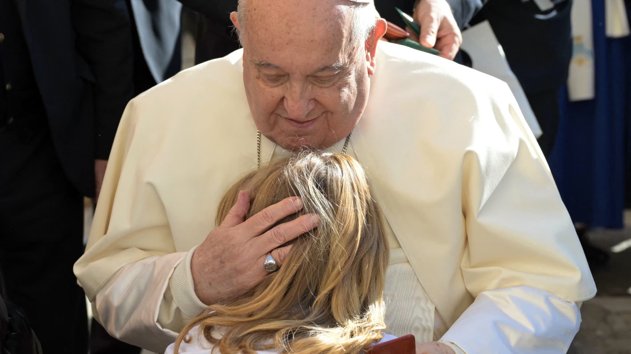 Le Pape bénit une enfant à Ajaccio le 5 décembre 2024