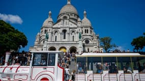 Un petit train passe devant la basilique du Sacré-Coeur, le 5 août 2025 à Paris (photo d'illustration)