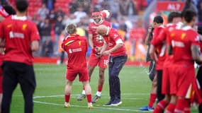 Arne Slot en train de célébrer son titre en Premier League avec Liverpool
