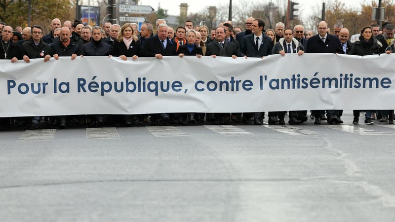 Les politiques en tête de cortège lors de la marche contre l'antisémitisme à Paris, le 12 novembre 2023.