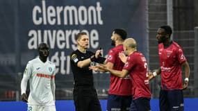 Les joueurs de Clermont en discussion avec l'arbitre Marc Bollengier lors du match face au Havre, le 17 mars 2024.