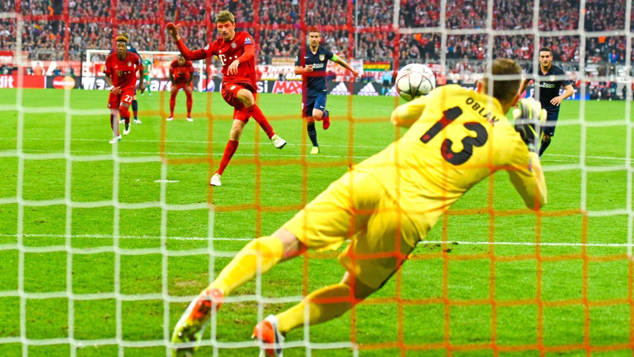 Thomas Muller rate un penalty face à l'Atlético en 2016 Thomas Muller rate un penalty face à l'Atlético en 2016
