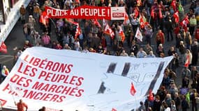 Plusieurs milliers de militants des mouvements alter-mondialistes ont manifesté mardi à Nice (Alpes-Maritimes) pour protester contre les politiques d'austérité et demander un meilleur encadrement de la finance. /Photo prise le 1er novembre 2011/REUTERS/Er