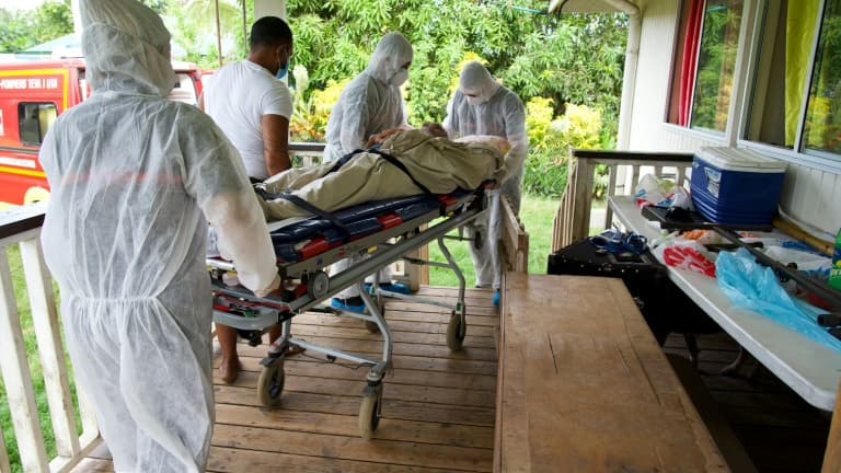 Des pompiers emmènent un patient atteint du Covid-19 sur un brancard pour le transporter à l'hôpital, le 8 septembre 2021 à Pirae, en Polynésie française.