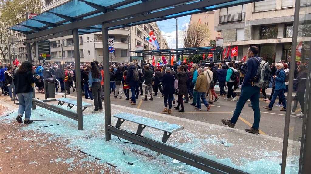 Un abribus a été dégradé lors du passage de la manifestation à Lyon contre la réforme des retraites le jeudi 13 avril. Un abribus a été dégradé lors du passage de la manifestation à Lyon contre la réforme des retraites le jeudi 13 avril.