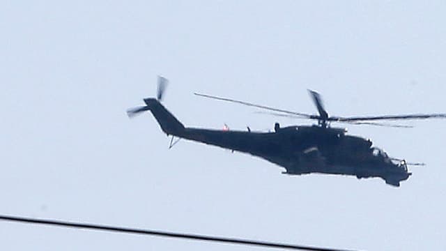 Un hélicoptère MI35 russe au-dessus de l'aéroport de Latakia, en Syrie (photo d'illustration).