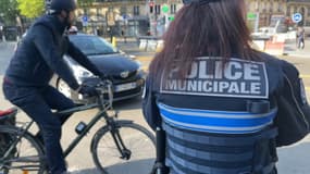 Une policière municipale et un cycliste à Paris le 1er décembre 2025. (Illustration)