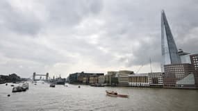 The Shard, à droite sur la photo, est le gratte-ciel le plus haut d'Europe.