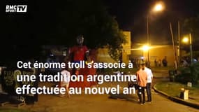 Troll, des Argentins incendient une marionnette à l'effigie de Vidal (pour rappeler que le Chili manquera le Mondial 2018)