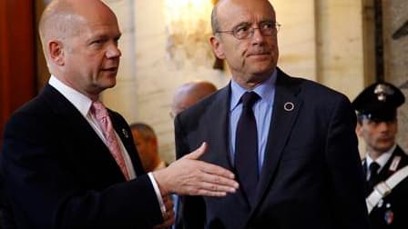 Alain Juppé aux côtés de son homologue britannique William Hague, lors de la réunion du groupe de contact sur la Libye, à Rome. Le ministre français des Affaires étrangères a précisé que le fonds mis en place pour aider les insurgés libyens seraient opéra