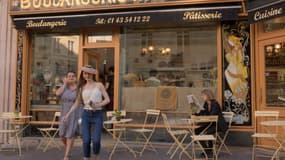 Image extraite de la série Netflix "Emily in Paris", sur laquelle on peut voir la Boulangerie moderne du Ve arrondissement de Paris.