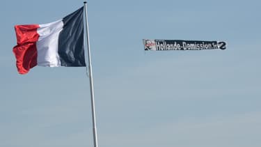 Un avion a survolé le mémorial de Notre-Dame-de-Lorette avec une banderole "Hollande démission"