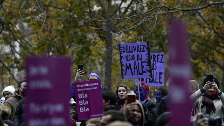 Manifestation féministe place de la République à Paris organisée par le collectif "NousToutes" contre les violences faites aux femmes, le 20 novembre 2021
