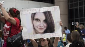 Une manifestante brandit une pancarte à l'effigie d'Heather Heyer morte lors des violences de Charlottesville, le 14 août 2017