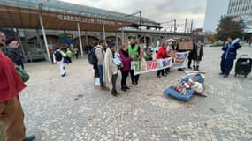 Des manifestants se sont réunis ce vendredi 15 décembre devant la gare de Lyon-Perrache pour demander la réouverture de lignes de train de nuit au départ de Lyon.