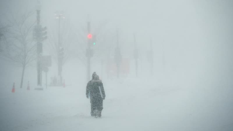 Des gens marchent dans la neige, sur Pennsylvania Avenue, à Washington, le 23 janvier 2016.