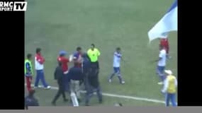 Cet entraîneur fou de colère, tacle un adversaire