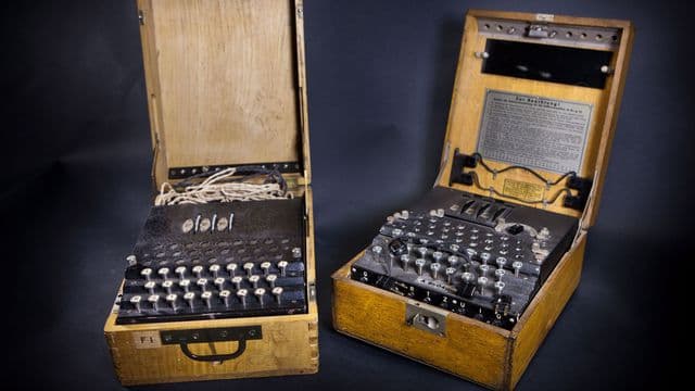Le clavier de la machine Enigma reproduite par la Général bertrand n'est ni au format qwerty, ni azerty. Les touches sont disposées dans l'ordre alphabétique traditionnel Le clavier de la machine Enigma reproduite par la Général bertrand n'est ni au format qwerty, ni azerty. Les touches sont disposées dans l'ordre alphabétique traditionnel