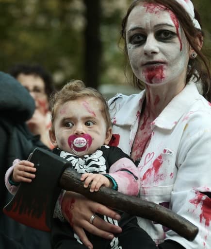 Près de 5.000 personnes déguisées en "morts-vivants" ont défilé dans les rues de Strasbourg, le 19 septembre 2015 Près de 5.000 personnes déguisées en "morts-vivants" ont défilé dans les rues de Strasbourg, le 19 septembre 2015