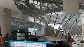 Le toit d'un centre commercial endommagé à General Santos City après un séisme aux Philippines
