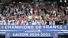 Les joueurs de Montauban avec le bouclier de Pro D2, le 7 juin 2025.