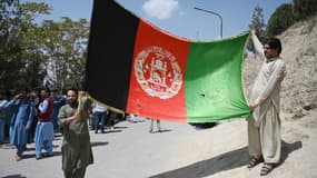 Des Afghans sont descendus dans les rues avec des drapeaux nationaux ce jeudi