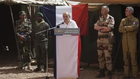 Jean-Yves Le Drian, ici à Gao, a confirmé vendredi qu'un djihadiste français avait été fait prisonnier ces derniers jours dans la vallée de l'Ametettai au Mali où les forces franco-tchadiennes mènent une offensive contre des groupes islamistes armés. /Pho