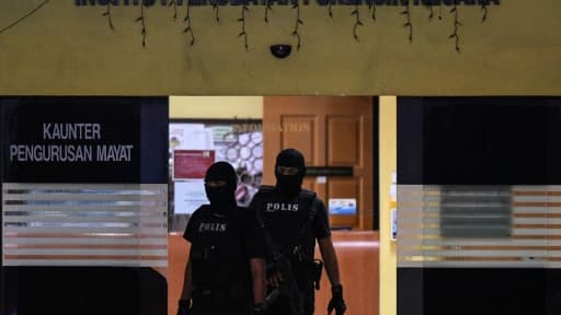 Des policiers devant l'entrée du bâtiment de médecine légale à l'hôpital de Kuala Lumpur, le 21 février 2017, en Malaisie