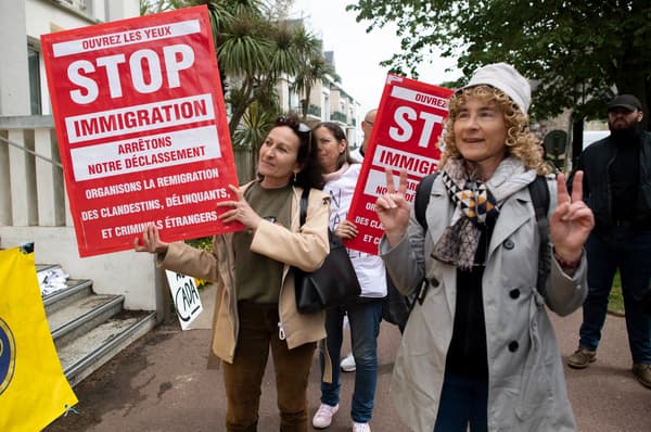 Des manifestants contre un projet de centre d'accueil pour migrants devant la mairie de Saint-Brévin-les-Pins, en Loire-Atlantique, le 29 avril 2023 Des manifestants contre un projet de centre d'accueil pour migrants devant la mairie de Saint-Brévin-les-Pins, en Loire-Atlantique, le 29 avril 2023