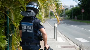 Un policier à Nouméa, en Nouvelle-Calédonie, le 15 mai 2024